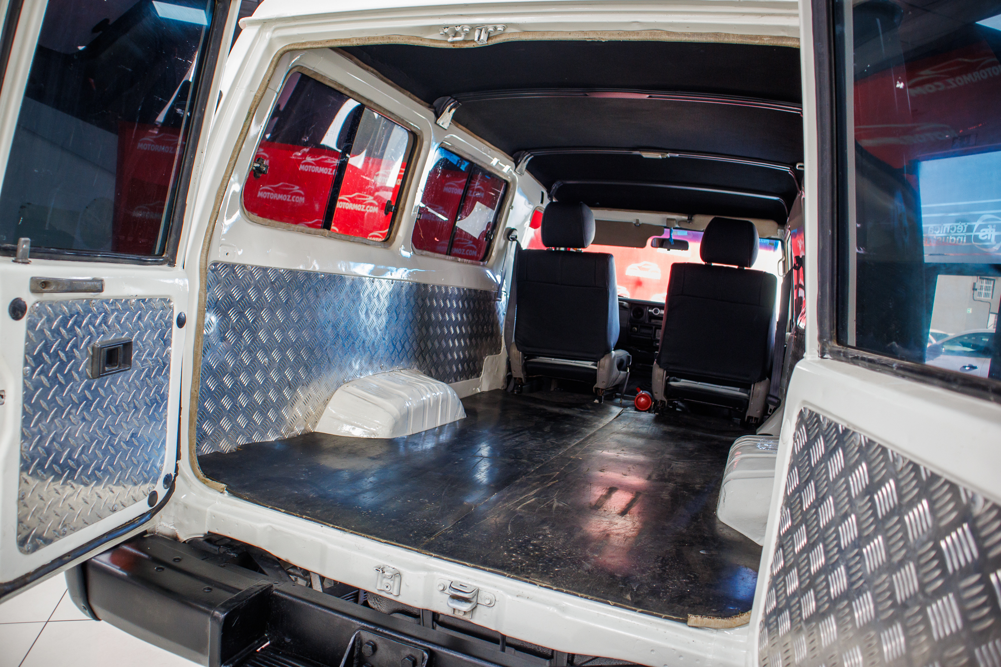 TOYOTA LANDCRUISER 2000 | VIATURA USADA – MAPUTO