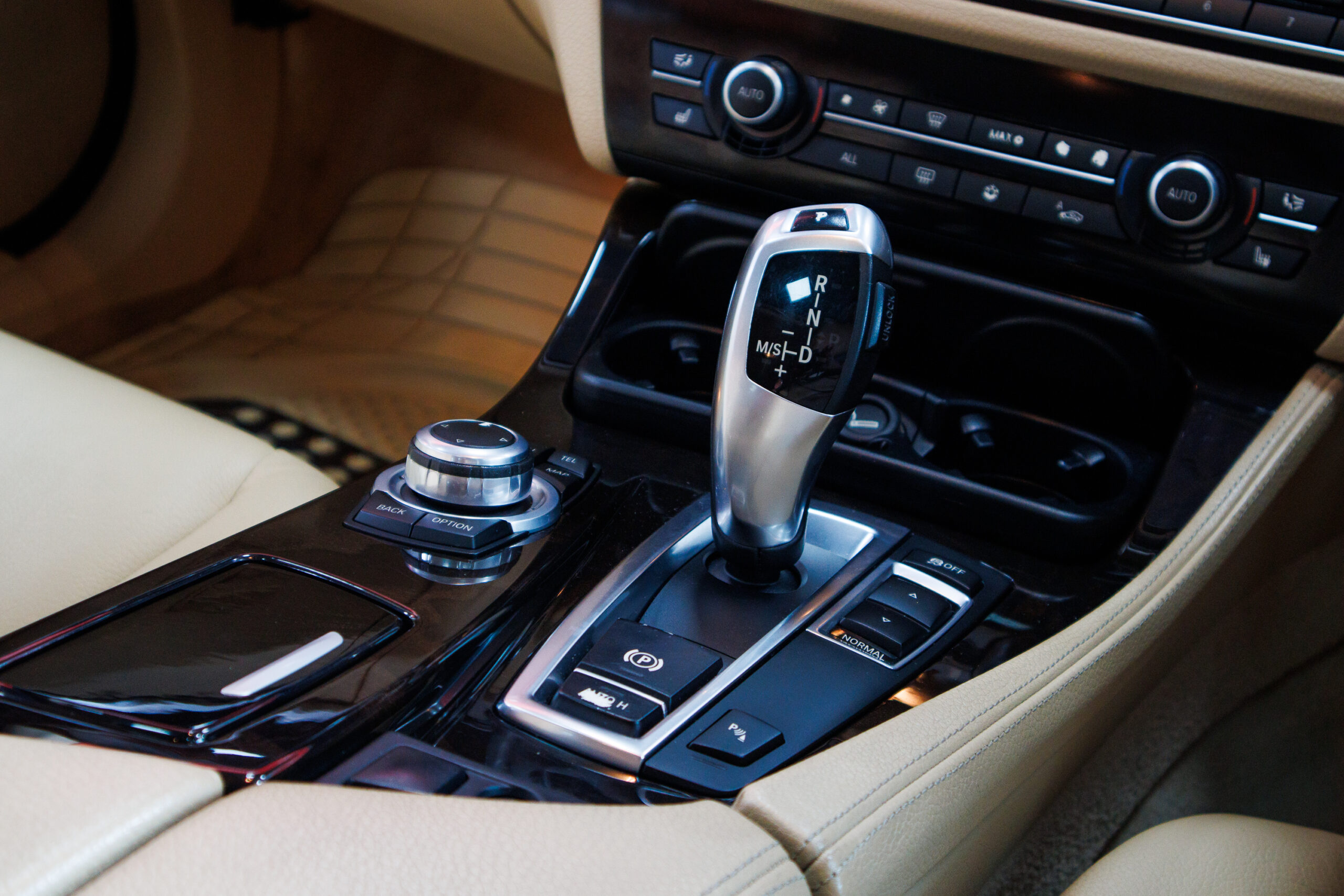 BMW 5 SERIES 523i 2011 | VIATURA USADA – MAPUTO